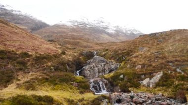 Güneşli kış sabah donmuş nehir Coupall Delta nehir Etive için de. Dağ Stob Dearg 1021 metre yüksek karlı koni. Higland İskoçya'da bir harika gün. Çim ve heather çalılar bankalar üzerinde kuru. 