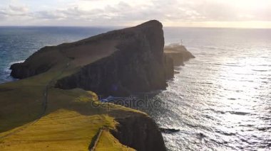 Sonunda ünlü deniz feneri ile arazinin Neist noktada, ince güzel gündoğumu tükürmek. Isle of Skye İskoçya'nın Batı Kıyısı. Deniz Hebrides, yukarıda Shinning deniz feneri. 