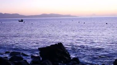 Elgol Bay Isle of Skye İskoçya'nın Batı kıyısında rüzgarlı bir gün batımı sırasında akşam. Soay karlı dağlardaki Hebrides, deniz üzerinde dalgalar kayalar için karşı çökmesini ada ve kaya keskin 