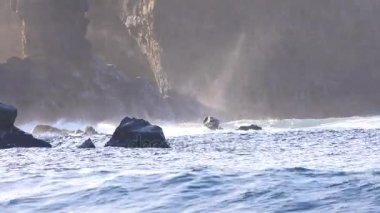 Talisker Bay Isle of Skye İskoçya'nın Batı kıyısında rüzgarlı bir gün batımı sırasında akşam. Yukarıda Hebrides, köpüklü Denizi kayalık kule kayalar ve keskin rock karşı çökmesini dalgalar keskin 