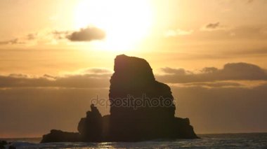 Talisker Bay Isle of Skye İskoçya'nın Batı kıyısında rüzgarlı bir gün batımı sırasında akşam. Yukarıda Hebrides, köpüklü Denizi kayalık kule kayalar ve keskin rock karşı çökmesini dalgalar keskin 