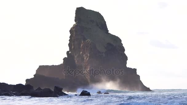 Evening in Talisker bay on west coast of the Isle of Skye in Scotland during an windy sunset. Sharp rocky tower above foamy sea of the Hebrides, waves crashing against to boulders and sharp rock — Stock Video