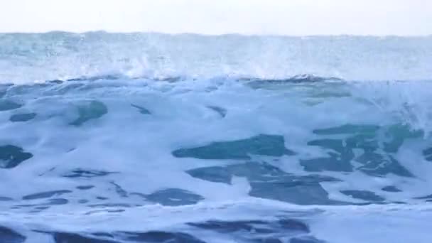 Κύματα συντρίβεται κατά τη διάρκεια της φυσάει το βράδυ στον Ατλαντικό Ωκεανό. Δύναμη της φύσης — Αρχείο Βίντεο