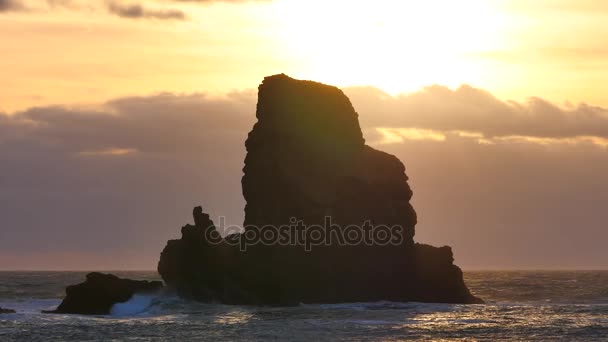 Evening in Talisker bay on west coast of the Isle of Skye in Scotland during an windy sunset. Sharp rocky tower above foamy sea of the Hebrides, waves crashing against to boulders and sharp rock — Stock Video
