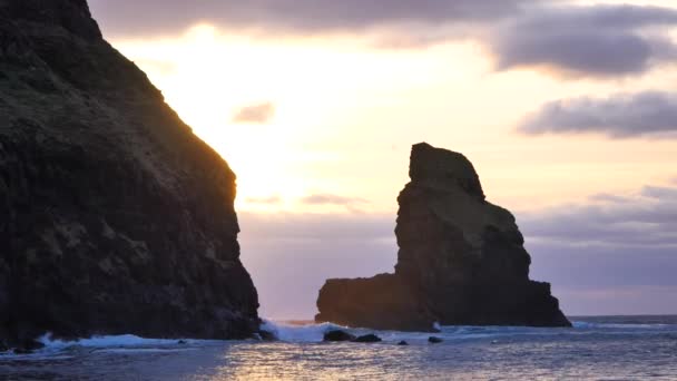 Soirée dans la baie de Talisker sur la côte ouest de l'île de Skye en Écosse lors d'un coucher de soleil venteux. Tour rocheuse aiguë au-dessus de la mer mousseuse des Hébrides, vagues s'écrasant contre des rochers et des rochers pointus — Video