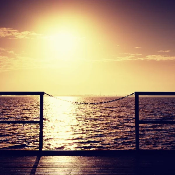 越过海洋的日出。空木墩在美丽多彩的早晨。旅游码头 — 图库照片