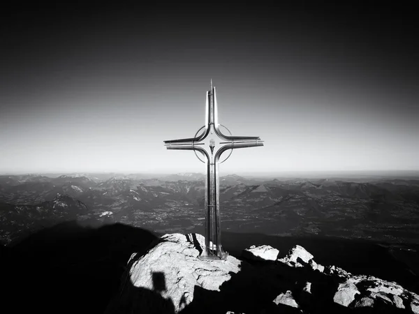 Хрест з напівдорогоцінним камінь підняли на гірських саміті в Альпах. Гострі пік — стокове фото