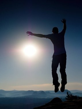 Düşen adam. Adam havada uçar. Elle yukarı aşağı düşen adam. Güneş ve renkli gökyüzü arka plan. Vintage tarzı tonda etkisi