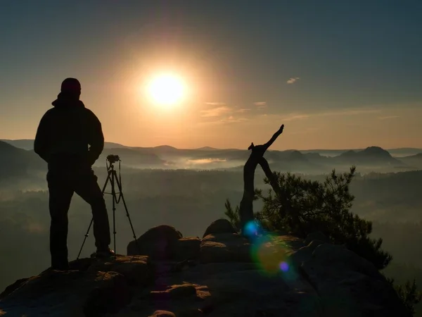 Fotógrafo de la naturaleza toma fotos en el pico de roca . — Foto de Stock