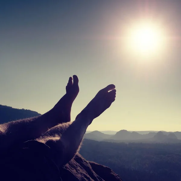 Naked male legs take rest on peak. Outdoor activities — Stock Photo, Image