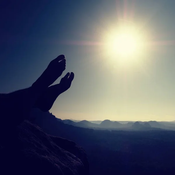 Naked male legs take rest on peak. Outdoor activities — Stock Photo, Image