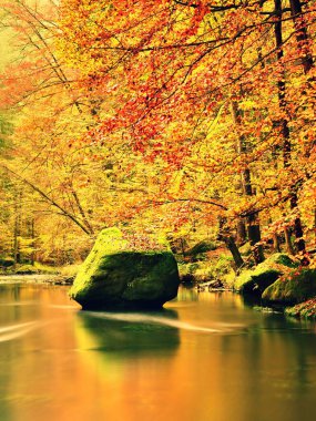 Kumtaşı kaya, büyük kayalar güzel Fall river çizgilerle