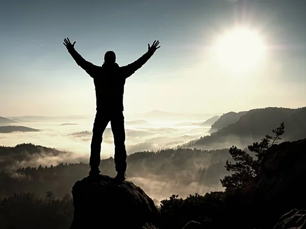 Homem feliz com braços levantados triunfo gesto em penhasco exposto. Satisfazer caminhante — Fotografia de Stock