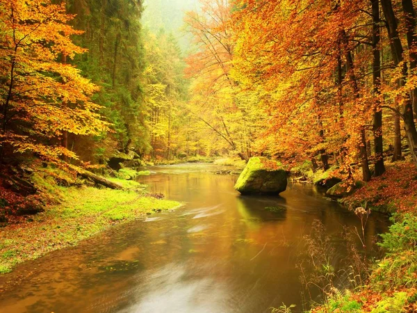 Hermosas líneas de río de otoño con rocas de piedra arenisca, grandes rocas — Foto de Stock