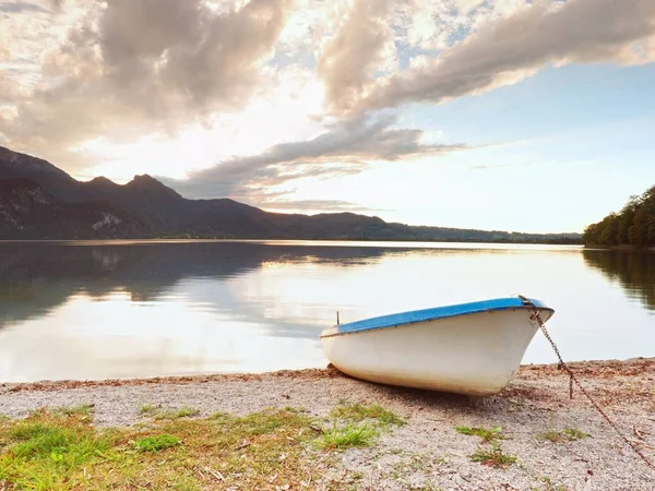 Verlaten witte waterfiets op de oever van het meer van Alpen. Avondmeer — Stockfoto