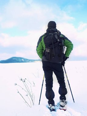 Kar ayakkabılarını adamla karda bir dinlenme al. Snowshoeing fiyatı