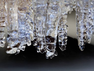 Kış dere buz sarkıtları yukarıdaki ile dağ dere dondur. Kış sezonu