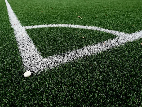 Campo da calcio angolo sul tappeto erboso artificiale riscaldato verde playgroun — Foto Stock