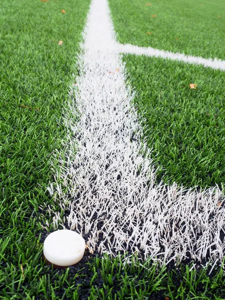 Campo da calcio angolo sul tappeto erboso artificiale riscaldato verde playgroun — Foto Stock
