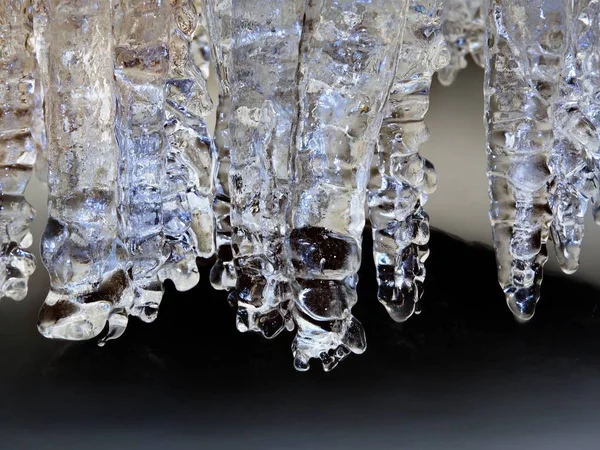 Kış dere buz sarkıtları yukarıdaki ile dağ dere dondur. Kış sezonu