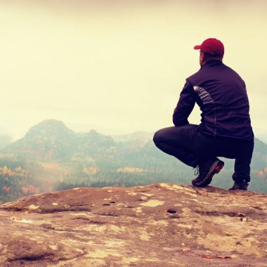 Turist puslu tepelik Vadisi'ne bakıyor Cliff'in kenarında siyah Sit