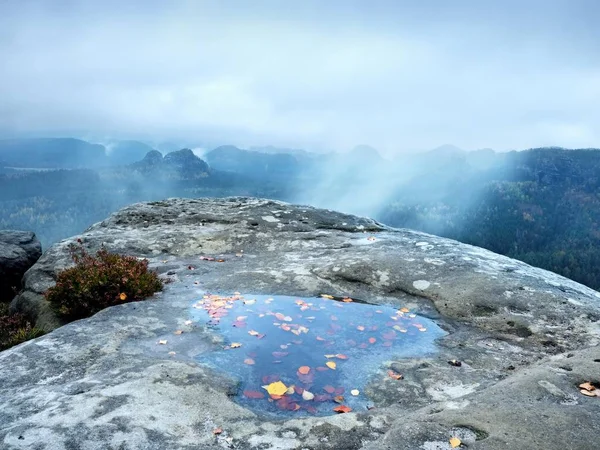 Hilly landscape in water mirror. Misty awakening in mountains  after rainy night — Stock Photo, Image