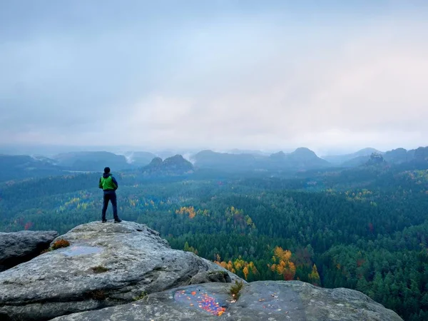 Wanderer auf scharfer Klippe im Felsenpark wacht über dichten Nebel — Stockfoto