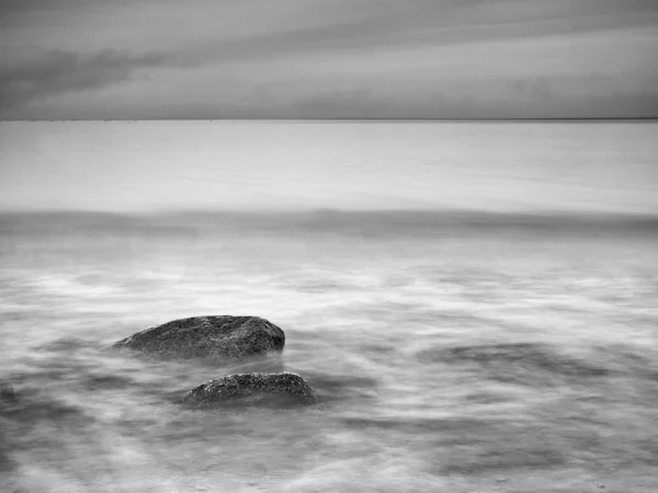 . Amanecer suave en la costa. Atmósfera melancólica en el mar . — Foto de Stock