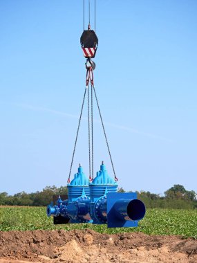 Gate valfleri ile 500 mm boru işleme vinç. İnşaat süreci 
