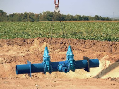 Gate valfleri ile 500 mm boru işleme vinç. İnşaat süreci 