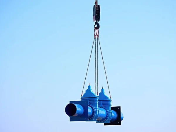 Experto técnico subterráneo en válvula de compuerta en tuberías de agua de bebida de 500 mm. Verificación de tuberías reparadas antes de cubrir con arcilla. Aislamiento del asfalto — Foto de Stock