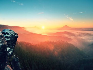 Kırmızı filtre fotoğraf. Kırmızı daybreak. Puslu sabah güzel bir Hills. Hills doruklarına çıkmış sisli kökenli, sis kırmızı ve turuncu