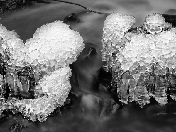 Κομμάτι πάγου rystal με ρωγμές στο εσωτερικό. Πεσμένα παγοκρύσταλλος παρακάτω καταρράκτη — Φωτογραφία Αρχείου