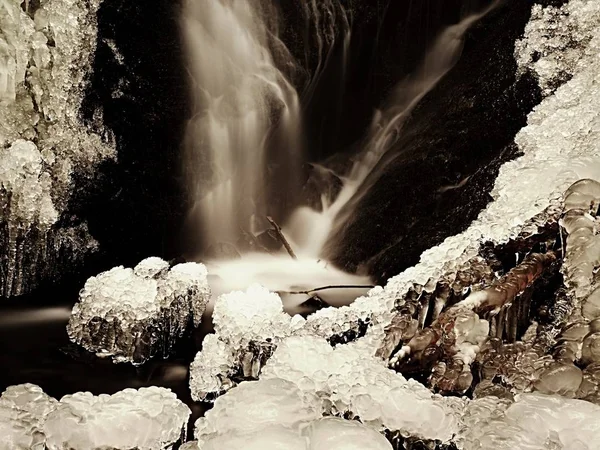 Frusna vattenfall. Vinter creek, isiga stenar och grenar — Stockfoto