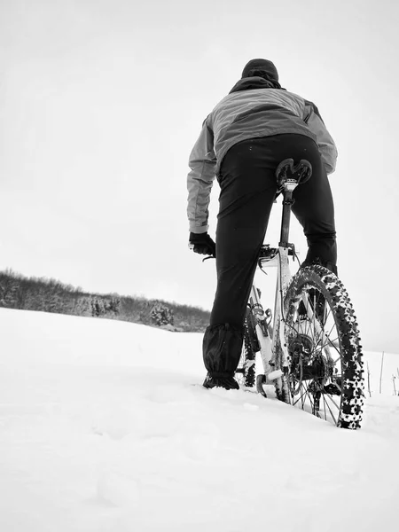 Desportista com bicicleta de montanha perdida na neve. Inverno no campo . — Fotografia de Stock
