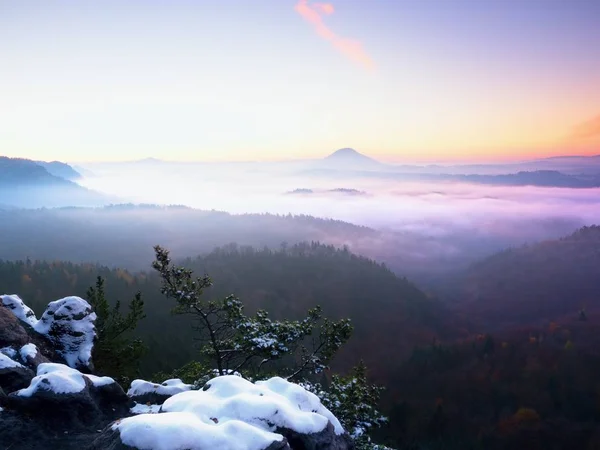 Congelar el amanecer otoñal, rocas cubiertas de nieve fresca en polvo. Roca pedregosa — Foto de Stock