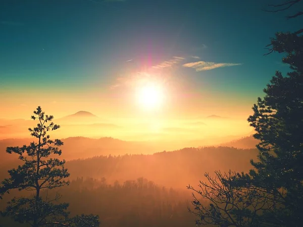 Chilli day in rocks. Rocky peak of mountain in winter day. — Stock Photo, Image