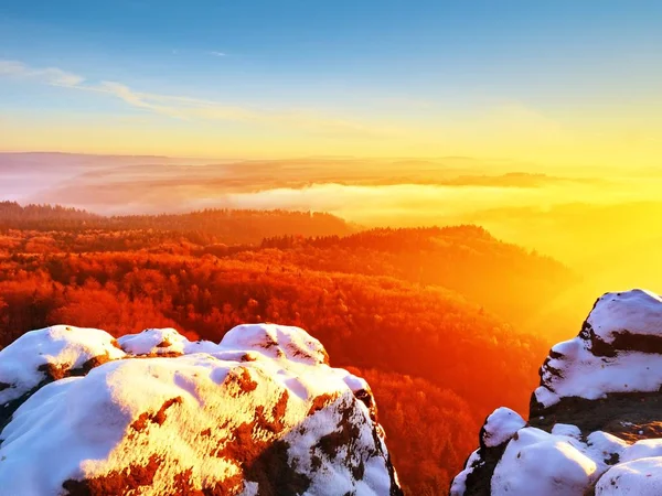 Kırmızı filtre fotoğraf. Kırmızı daybreak. Puslu sabah güzel bir Hills. Hills doruklarına çıkmış sisli kökenli, sis kırmızı ve turuncu — Stok fotoğraf