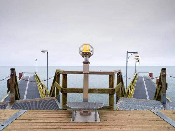 Telescopio costero. Mañana brumosa de otoño en el muelle de madera —  Fotos de Stock