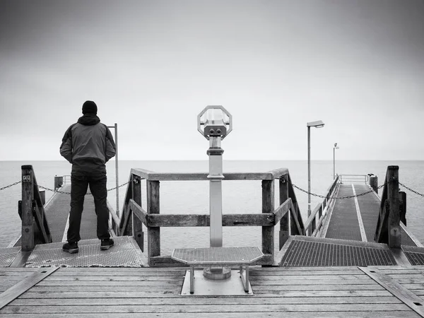 Homme sur longue taupe touristique, matin froid d'automne. Touriste à la rampe . — Photo