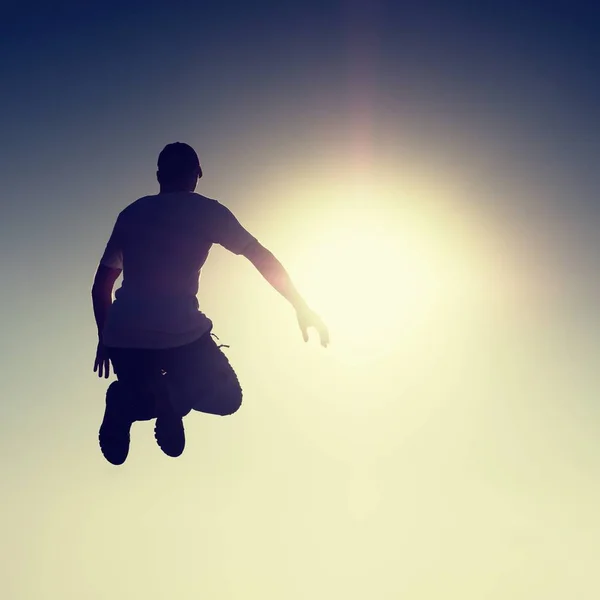 Сумасшедший летает над Солнцем на голубом фоне неба . — стоковое фото