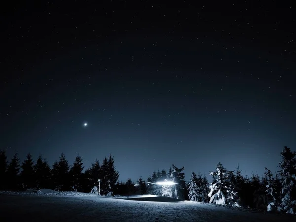 Cabane dans les montagnes d'hiver.. Sentiers de ski de fond en montagne. Soirée dans les montagnes d'hiver. Neige fraîche. Nuit froide . — Photo