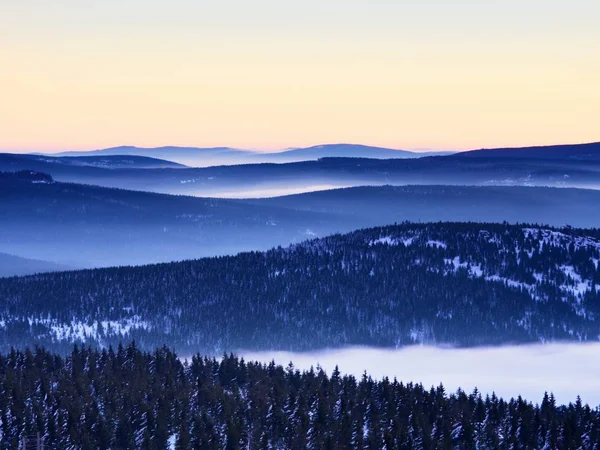 Inverterad Väder i bergen, shinning dimma. Misty valley i vinter — Stockfoto