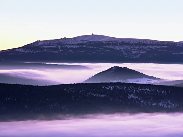 Högsta bergen ovanför inverse dimma. Vinter kallt väder i bergen — Stockfoto