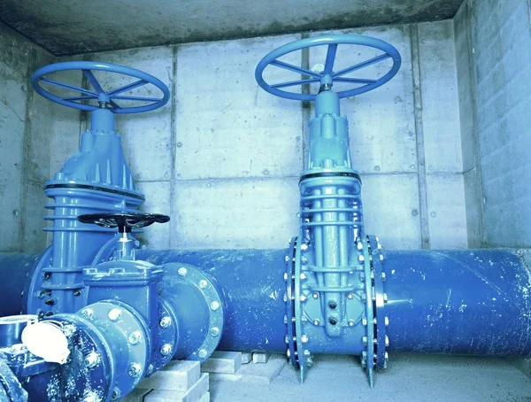 Stadtwasserversorgung. 500mm Wasserleitung mit Ventil. — Stockfoto