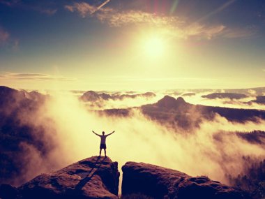 Mutlu bir adam jest silah kaldırdı. Komik uzun yürüyüşe çıkan kimse kaldırdı elleriyle 