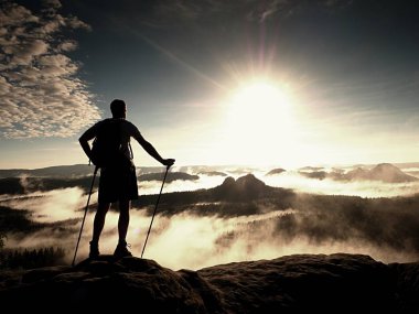 Sportif sırt çantası ve cliff elleri kürsüde Polonyalılar ile turizm