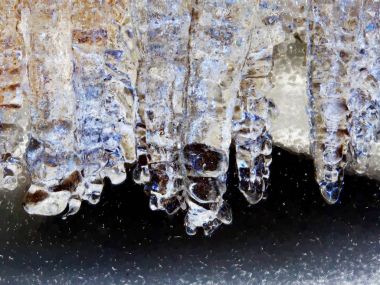 Boya etkisi. Buzlu dalları kış creek yukarıda. Parlak yansımalar