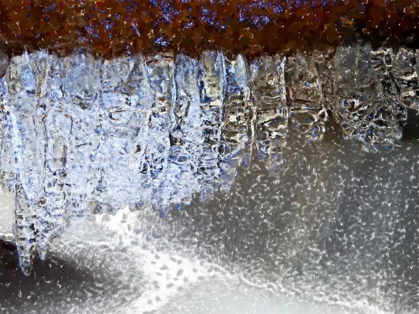 Efecto de pintura. Ramas heladas sobre arroyo de invierno. Reflejos brillantes — Foto de Stock