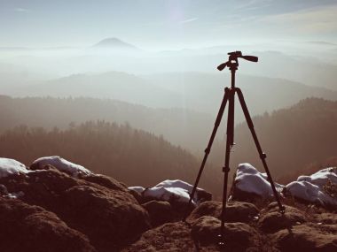 Tripod üzerinde tepe fotoğrafçılık için hazır. Keskin sonbahar dağlar